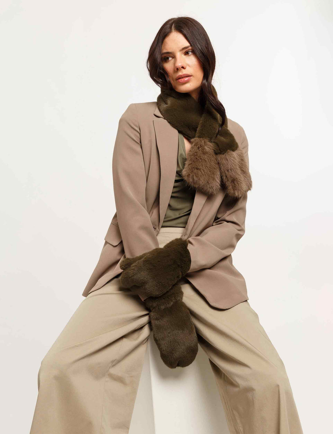 Faux Fur Solid Glitten